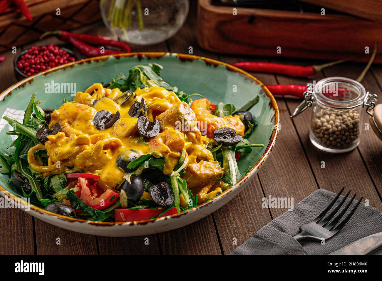 Gourmet-Salat mit Meeresfrüchten und Gemüse Stockfoto