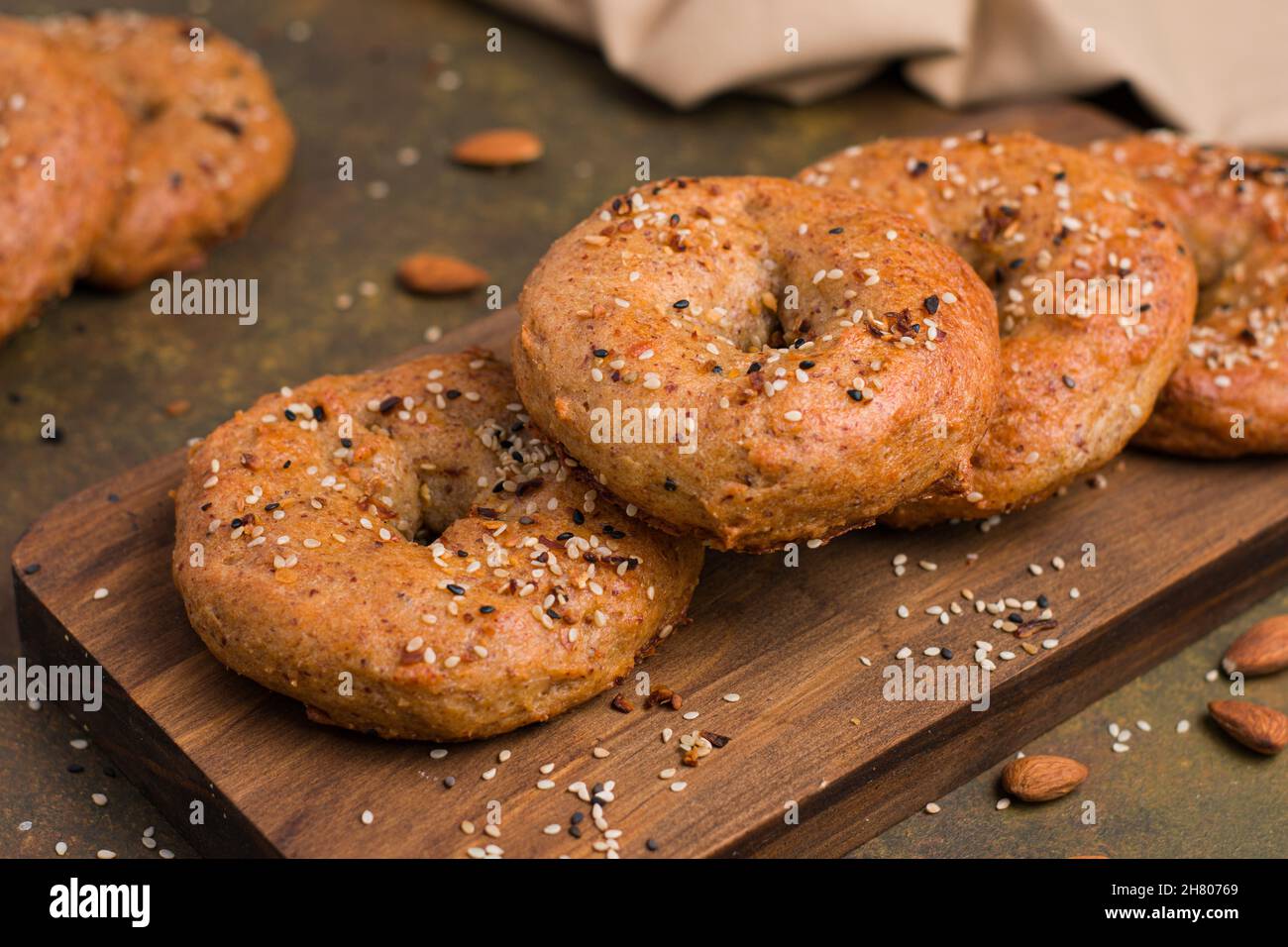 Leckere Bagels mit niedrigem Kohlenhydratkohlenhydratkohlenhydratkohlenhydratkohlenhydratkohlenhydratkohlenstoffargen Stockfoto