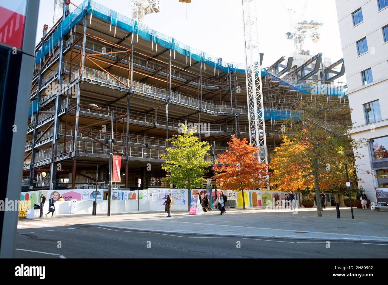 Das Bürogebäude Landscraper Google befindet sich im Bau auf dem Kings Boulevard. Farbenfrohe Blätter auf den Herbstbäumen 2021 in London, England, KATHY DEWITT Stockfoto