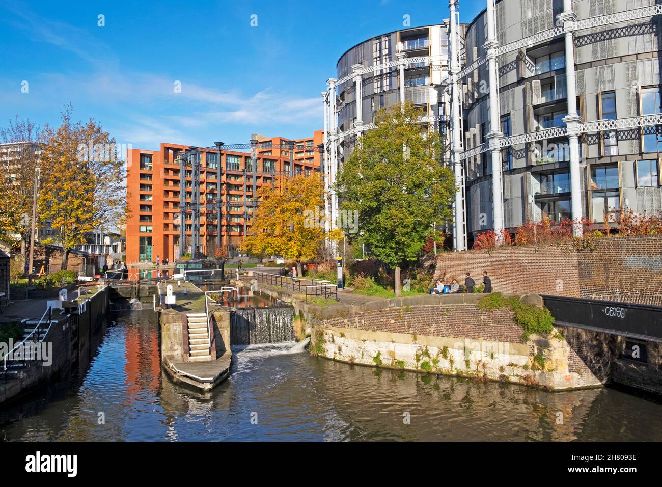 Gasinholders Luxus-Apartmentgebäude und St. Pancras sperren Menschen auf Regent Kanal Schlepptweg im Herbst Sonnenschein Kings Cross London N1C UK KATHY DEWITT Stockfoto