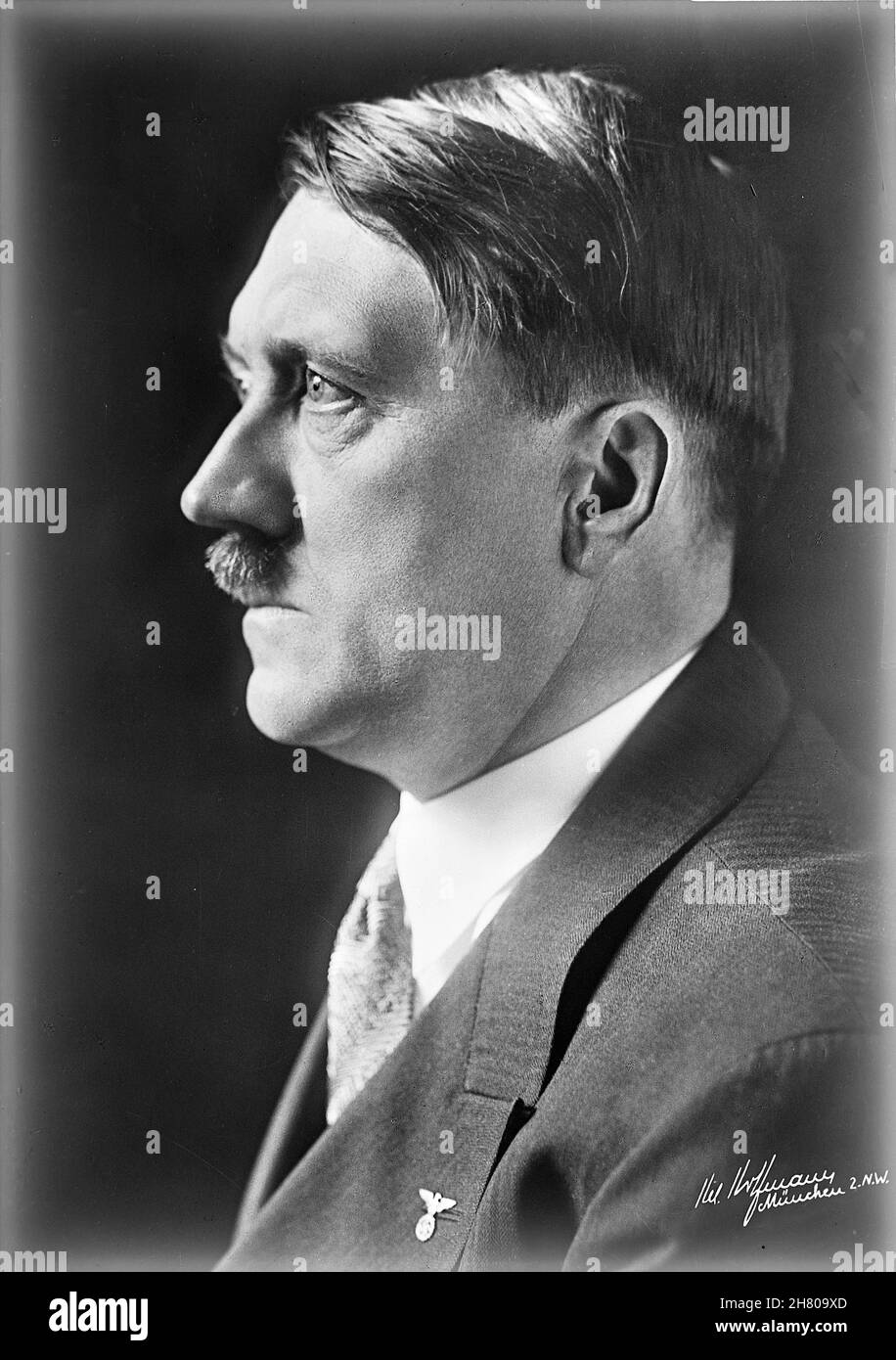 DEUTSCHLAND - um 1935 - Studioportrait des damaligen deutschen Bundeskanzlers Adolf Hitler - Foto: Geopix Stockfoto