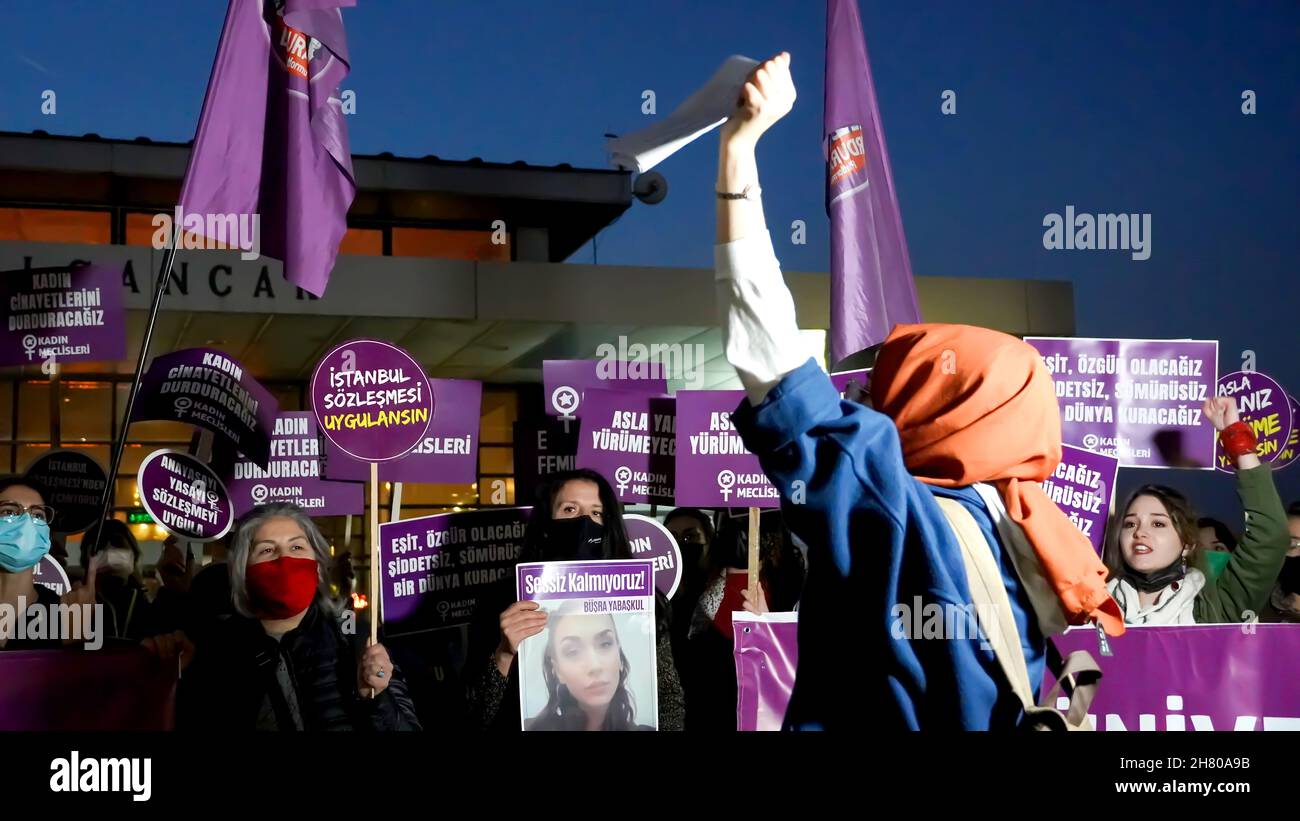 Izmir, Türkei. 25th. November 2021. Frauen in Izmir, Türkei, haben am 25. November den Internationalen Tag für die Beseitigung von Gewalt gegen Frauen demonstriert. Sie erhoben ihre Stimme gegen die von Männern dominierte Welt mit Plakaten, Spruchbändern und Slogans, die mit „Istanbul Convention Austritt“ und „Feminizid in der Türkei“ hervorgehoben wurden. LGBTQ+-Mitglieder haben auch die Demonstration versucht, die von 'Wir werden die Feminizide für die Türkei stoppen' veranstaltet wurde.Quelle: İdil Toffolo/Alamy Live News Stockfoto