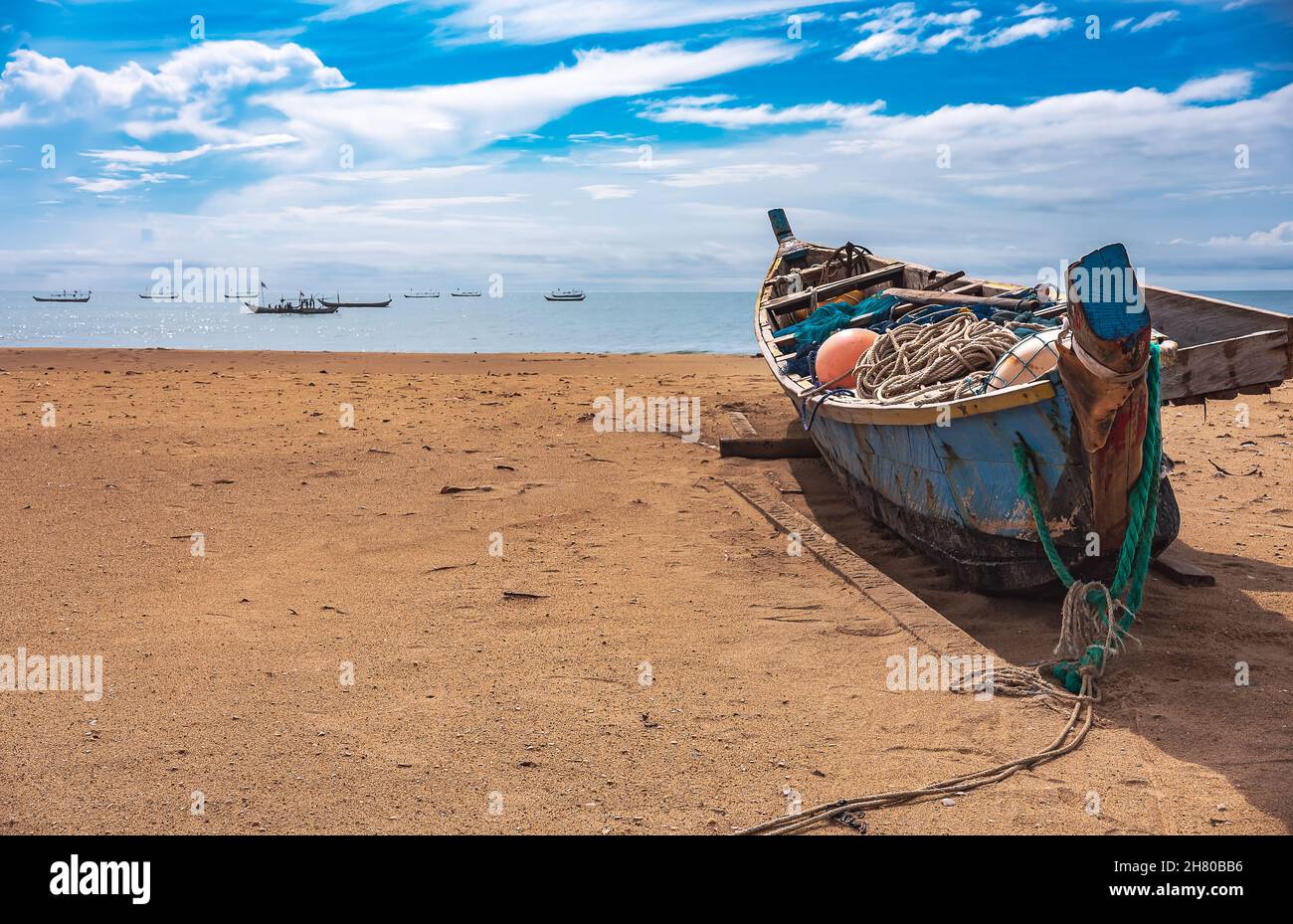 Angelbootmissionen am Strand warten auf den nächsten Angelausflug. Dieses Boot befindet sich an der tropischen Küste von Keta Ghana West Africa 2021 Stockfoto