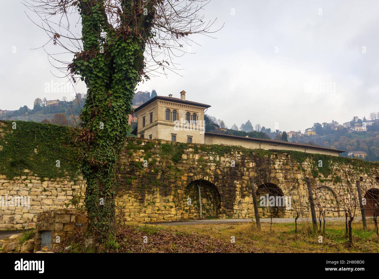 Astino Valley, Bergamo, Italien: Kloster von San Sepolcro an einem Herbsttag Stockfoto