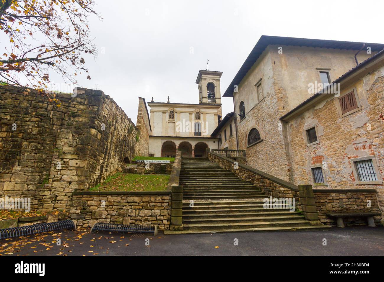 Astino Valley, Bergamo, Italien: Kloster von San Sepolcro an einem Herbsttag Stockfoto