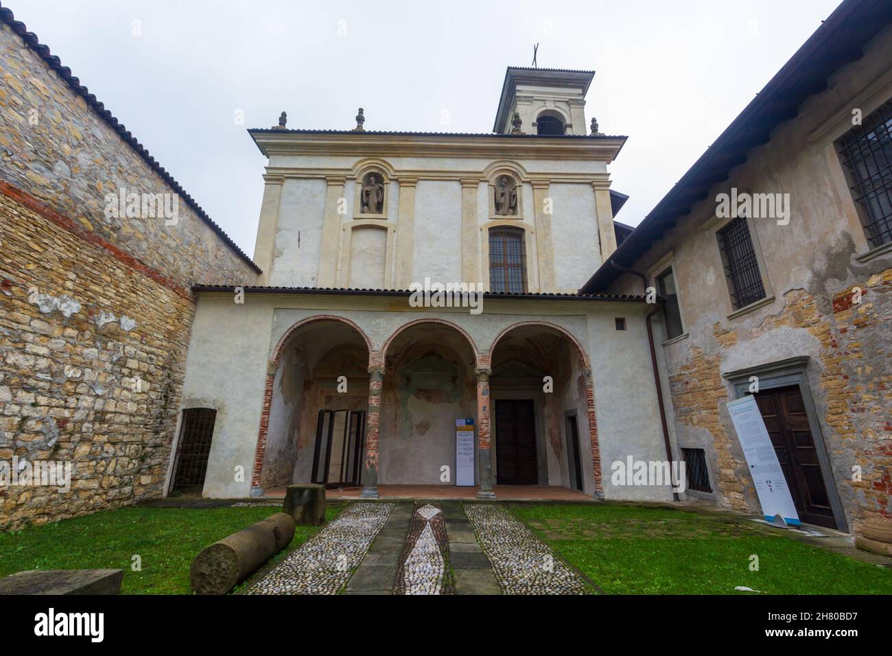 Astino Valley, Bergamo, Italien: Kloster von San Sepolcro an einem Herbsttag Stockfoto
