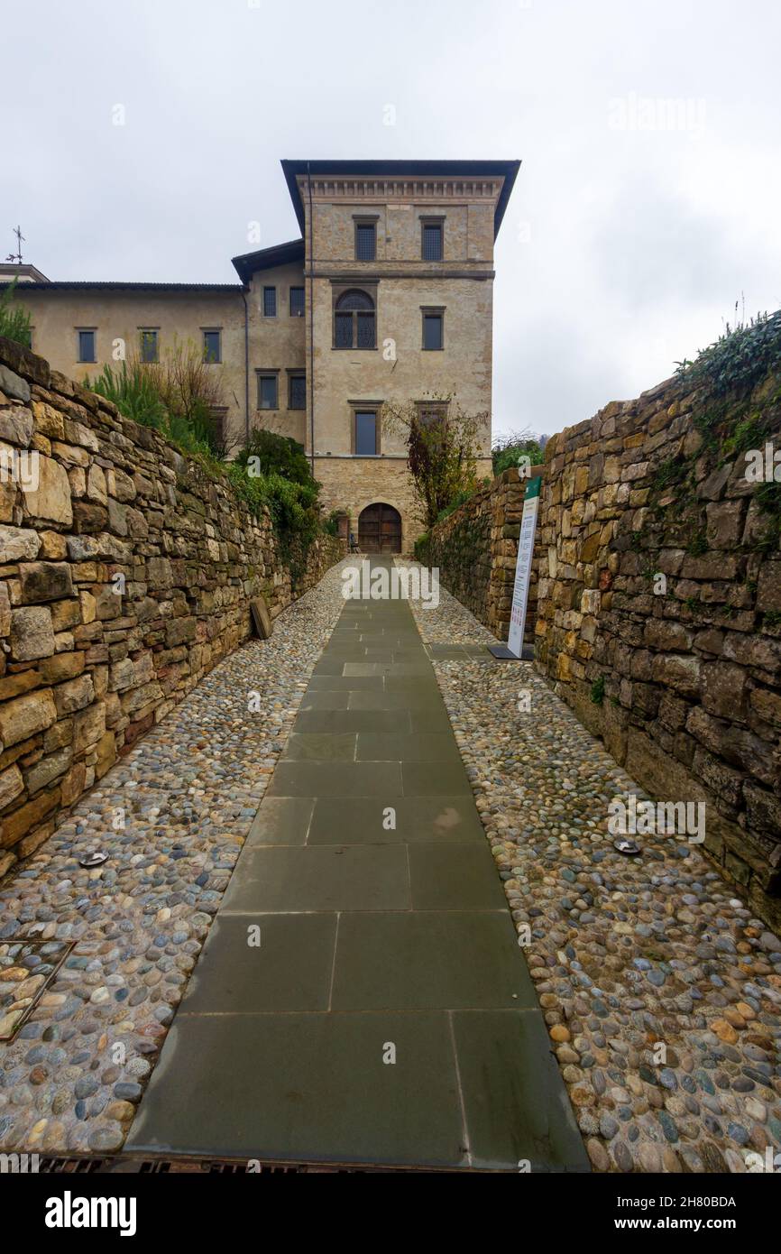 Astino Valley, Bergamo, Italien: Kloster von San Sepolcro an einem Herbsttag Stockfoto