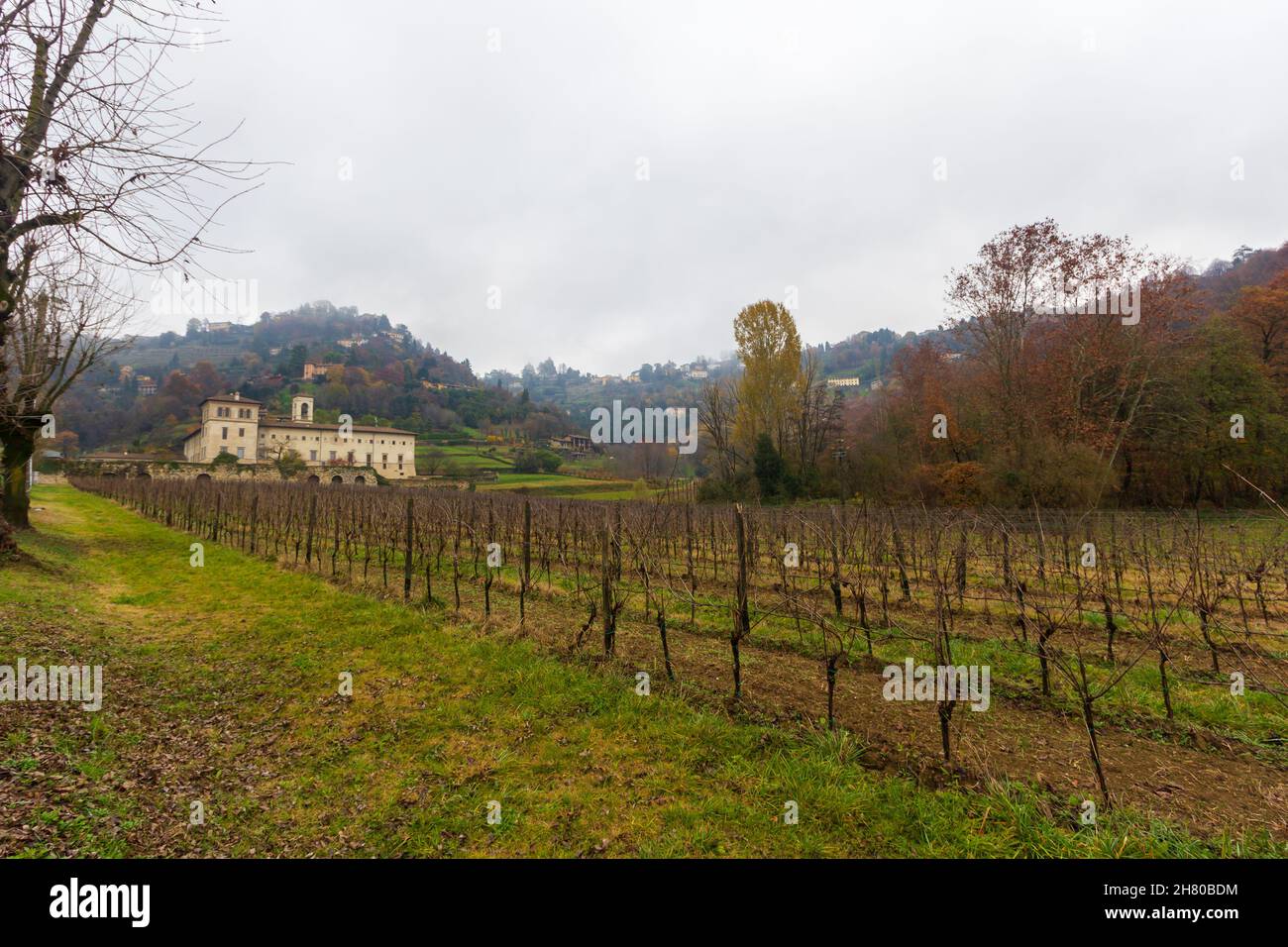 Astino Valley, Bergamo, Italien: Kloster von San Sepolcro an einem Herbsttag Stockfoto