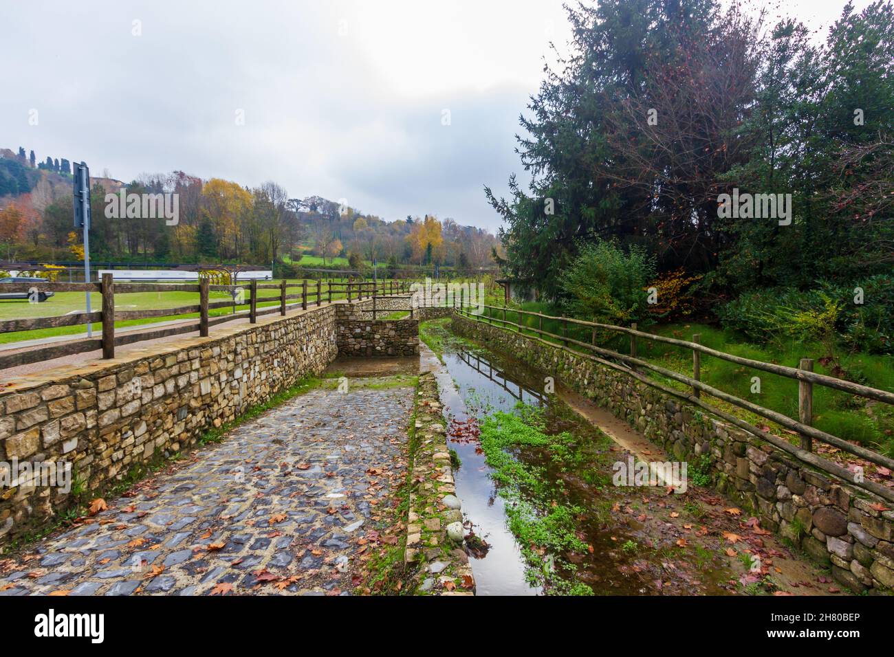 Astino Valley, Bergamo, Italien: Flusskanal an einem herbstlichen Tag Stockfoto