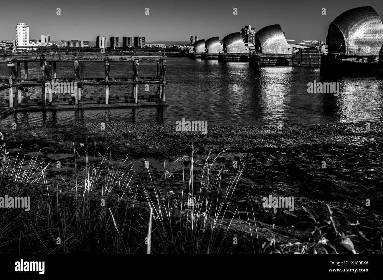 Schwarz-Weiß-Ansicht der Thames Barrier, der Hochwasserabwehr, die Central London vor ungewöhnlich hohen Gezeiten schützt, Charlton, London Stockfoto