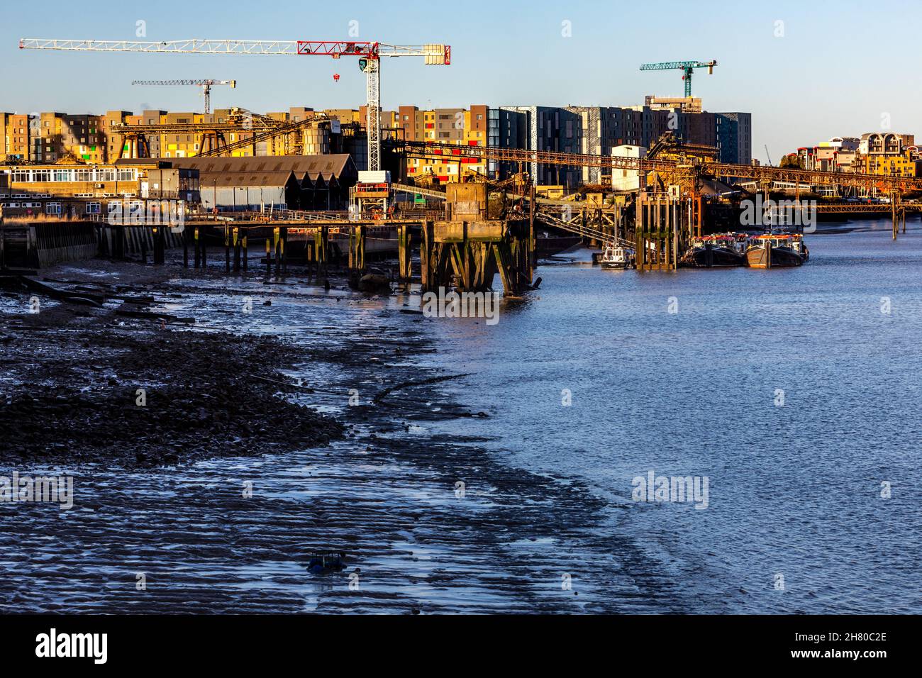 Arbeitsdocks an der Themse in Charlton, London Stockfoto
