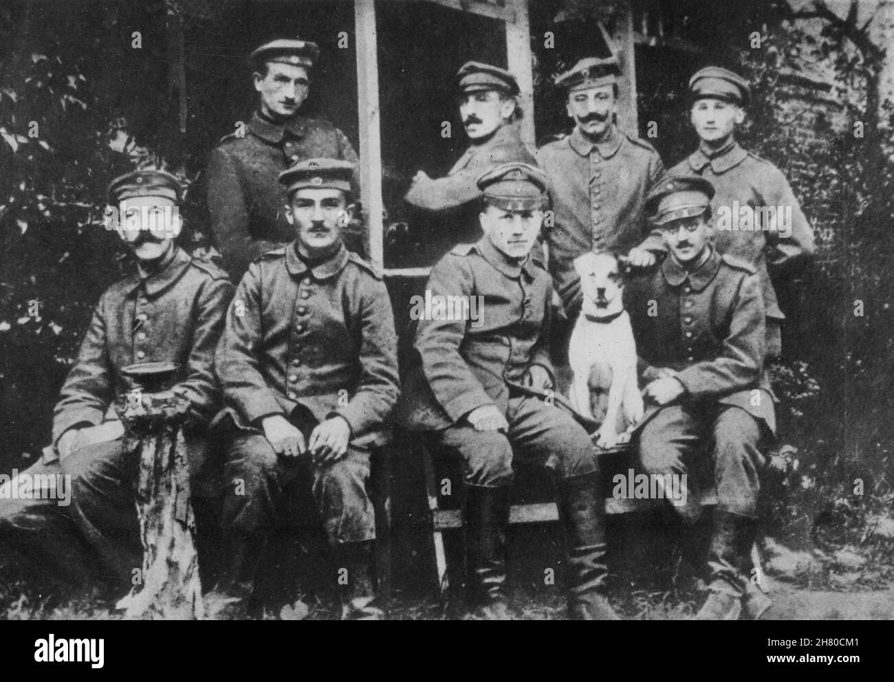 EUROPA - um 1914-1918 - unmittelbar nach der deutschen Mobilisierung, am 3. August 1914, bat Adolf Hitler (ganz links sitzend) um die Anstellung von und Stockfoto