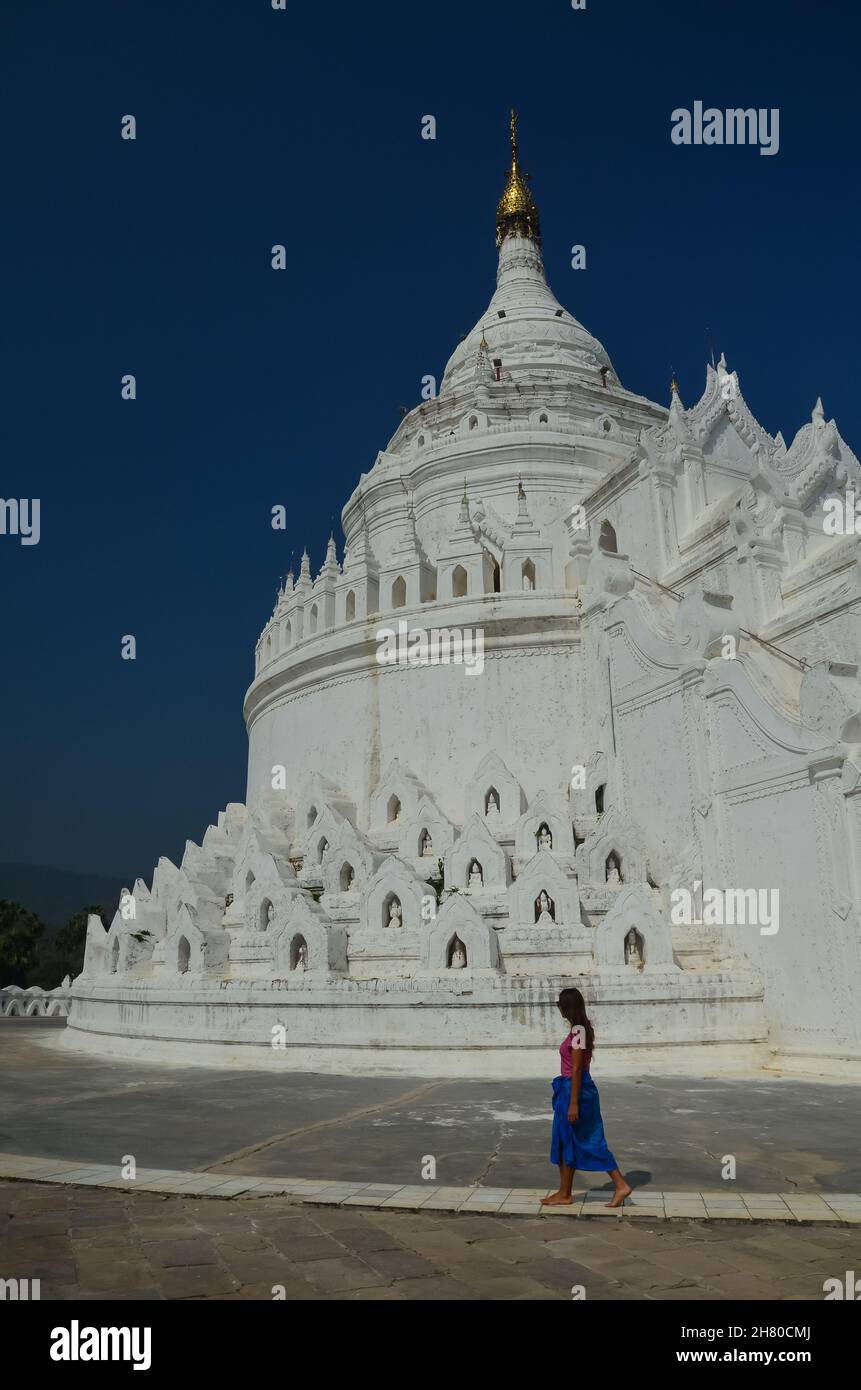 Vertikale Aufnahme der Mya Thein Tan Pagode in Mingun, Myanmar Stockfoto