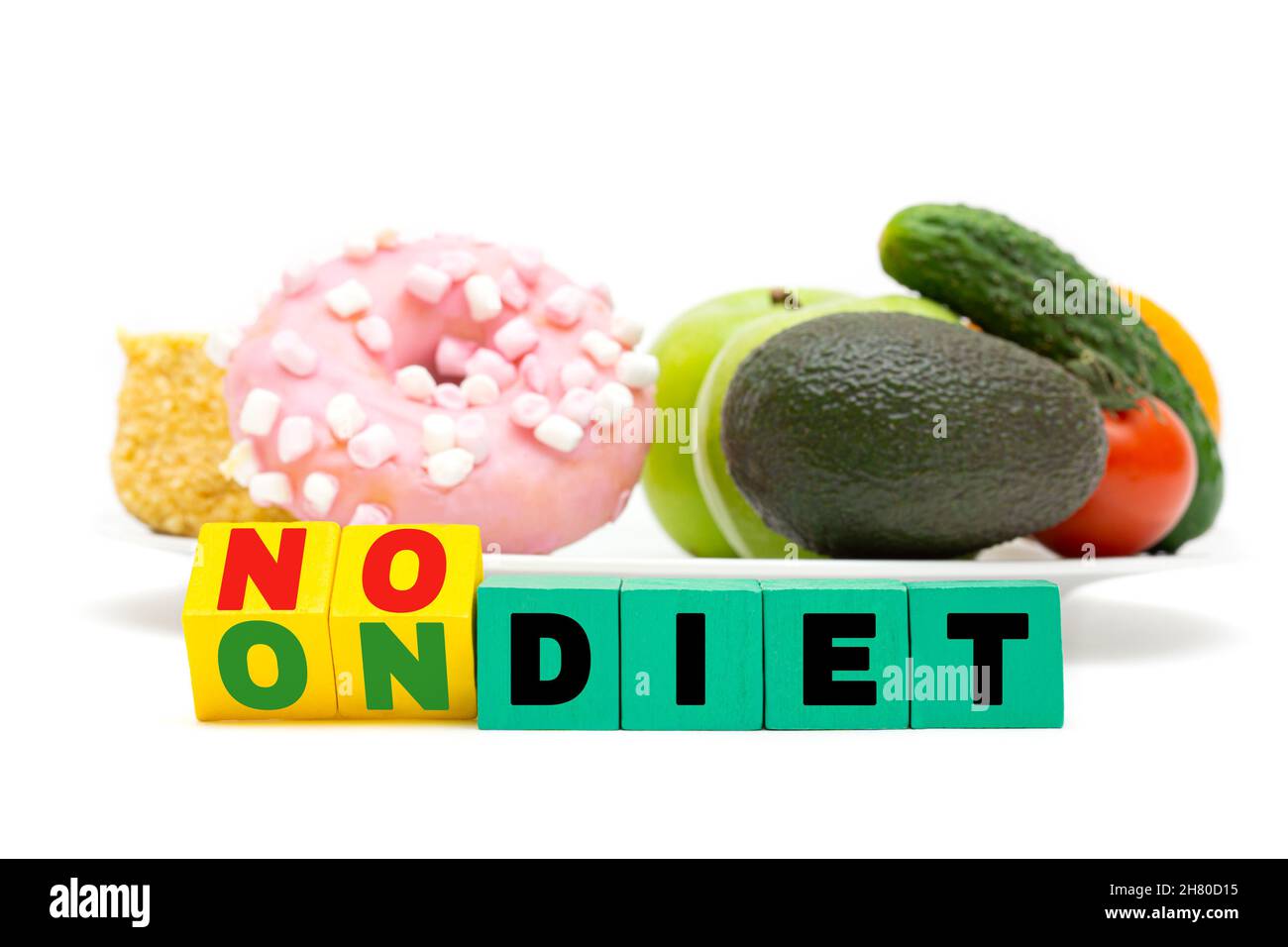 Text NO DIET - AUF DIÄT aus Buchstaben-Blöcke vor einem weißen Teller mit Süßigkeiten, Obst und Gemüse. Verbesserung der Essgewohnheiten, um Gesundheit zu erreichen g Stockfoto