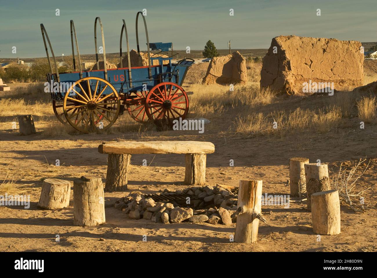 Alter Armeewagen und Feuerring am Fort Selden State Monument im Mesilla Valley in der Nähe von Radium Springs, New Mexico, USA Stockfoto