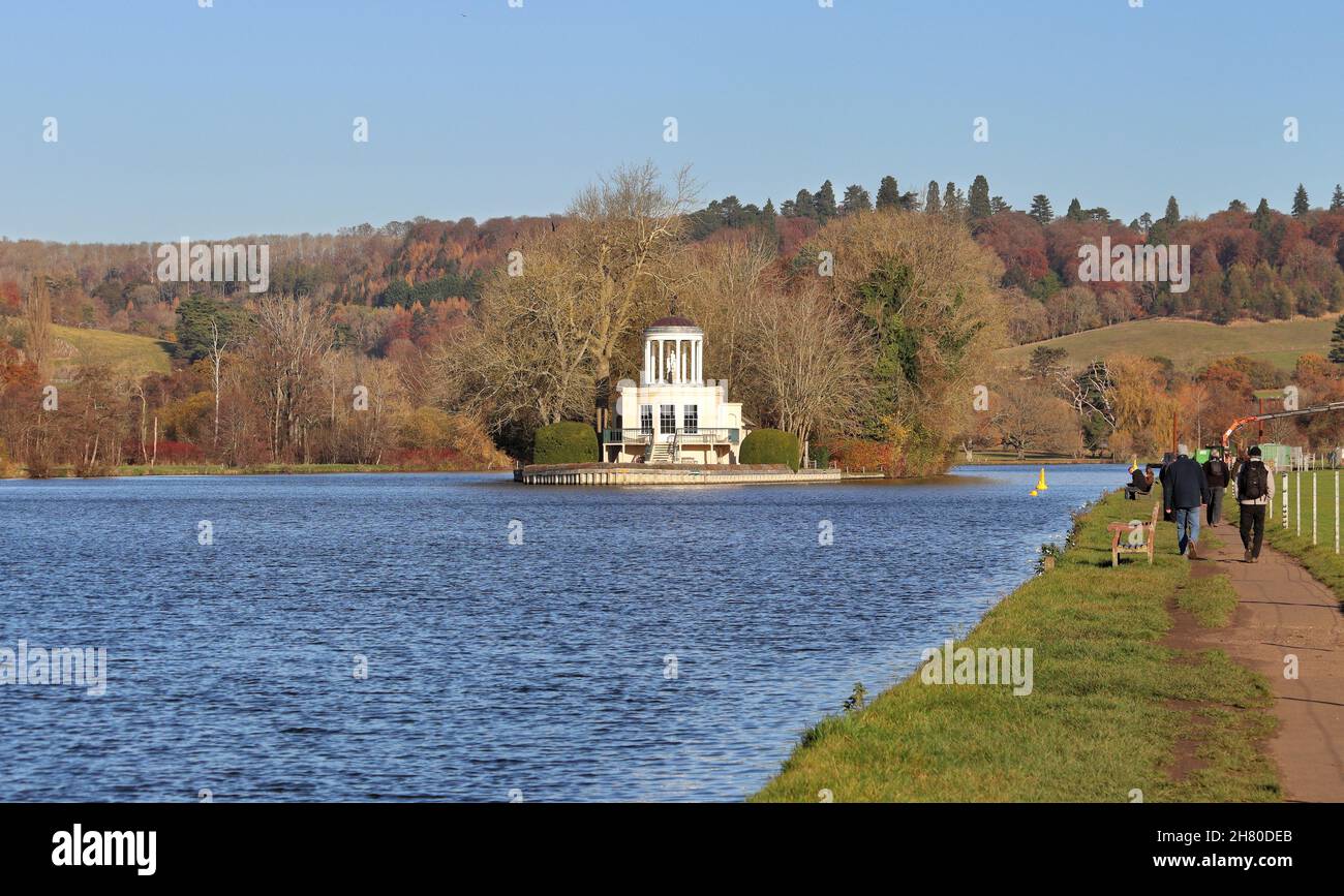 Die Themse in England im Herbst mit historischem Gebäude Auf Temple Island Stockfoto