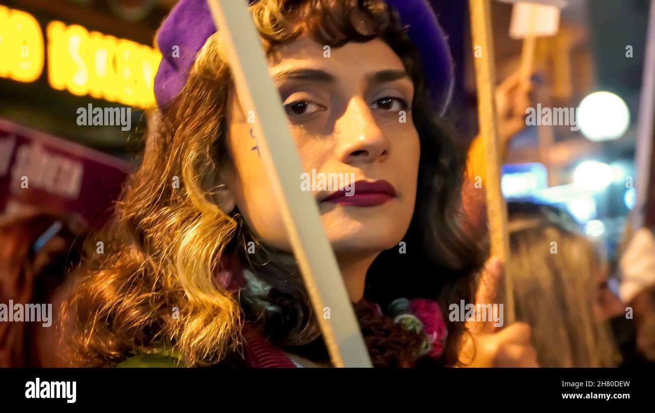 Izmir, Türkei. 25th. November 2021. Frauen in Izmir, Türkei, haben am 25. November den Internationalen Tag für die Beseitigung von Gewalt gegen Frauen demonstriert. Sie erhoben ihre Stimme gegen die von Männern dominierte Welt mit Plakaten, Spruchbändern und Slogans, die mit „Istanbul Convention Austritt“ und „Feminizid in der Türkei“ hervorgehoben wurden. LGBTQ+-Mitglieder haben auch die Demonstration versucht, die von 'Wir werden die Feminizide für die Türkei stoppen' veranstaltet wurde.Quelle: İdil Toffolo/Alamy Live News Stockfoto