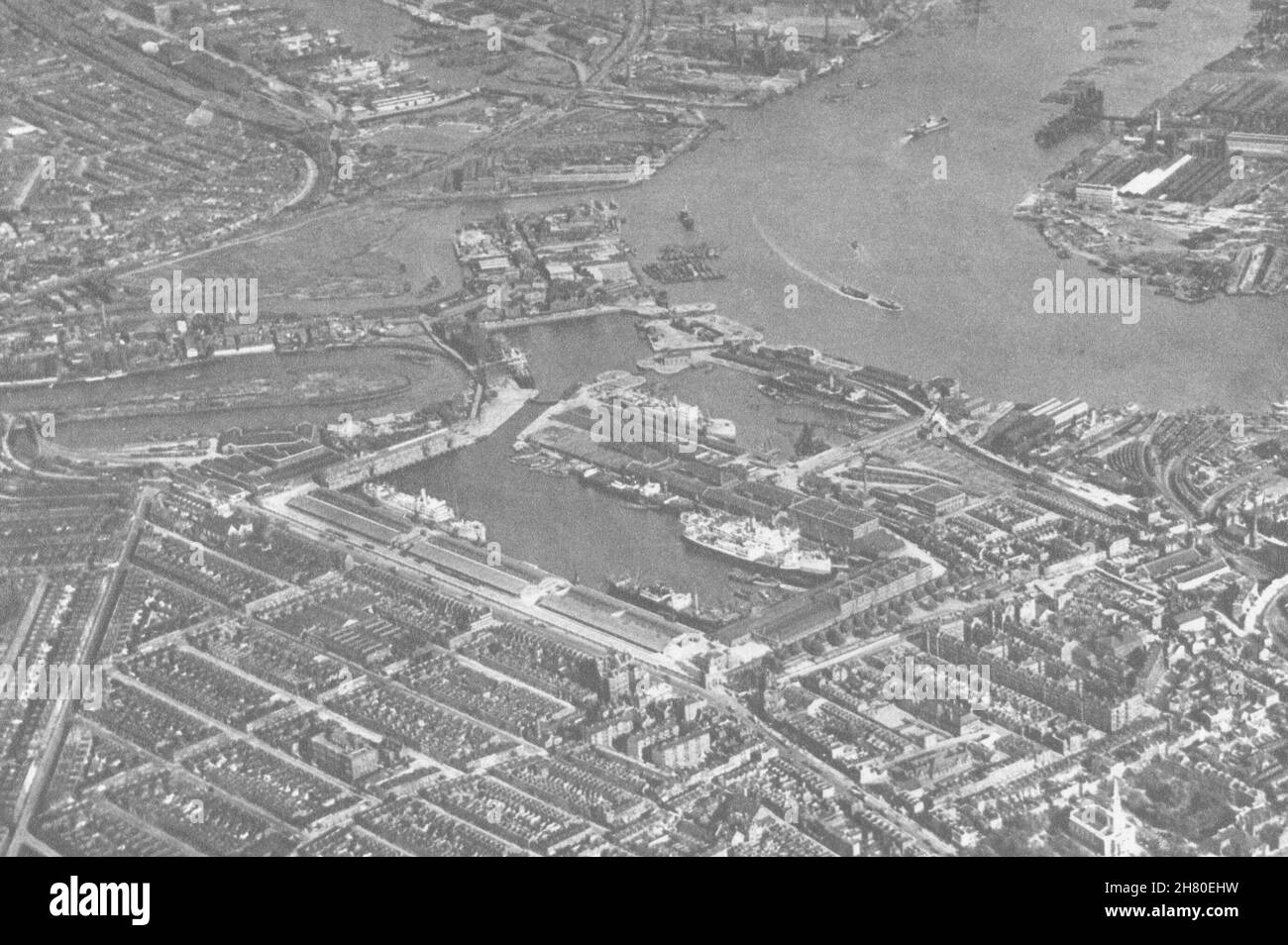 LONDON. 3 Becken von East India Docks & Blackwall erreichen die Themse aus der Luft 1926 Stockfoto