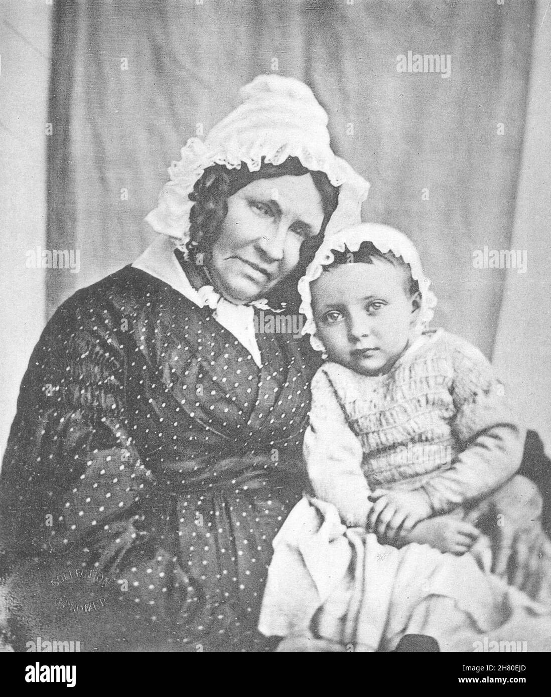 FAMILIEN. Die Tochter des Autors auf den Knien ihrer Enkelmutter, 1843 1935 Stockfoto