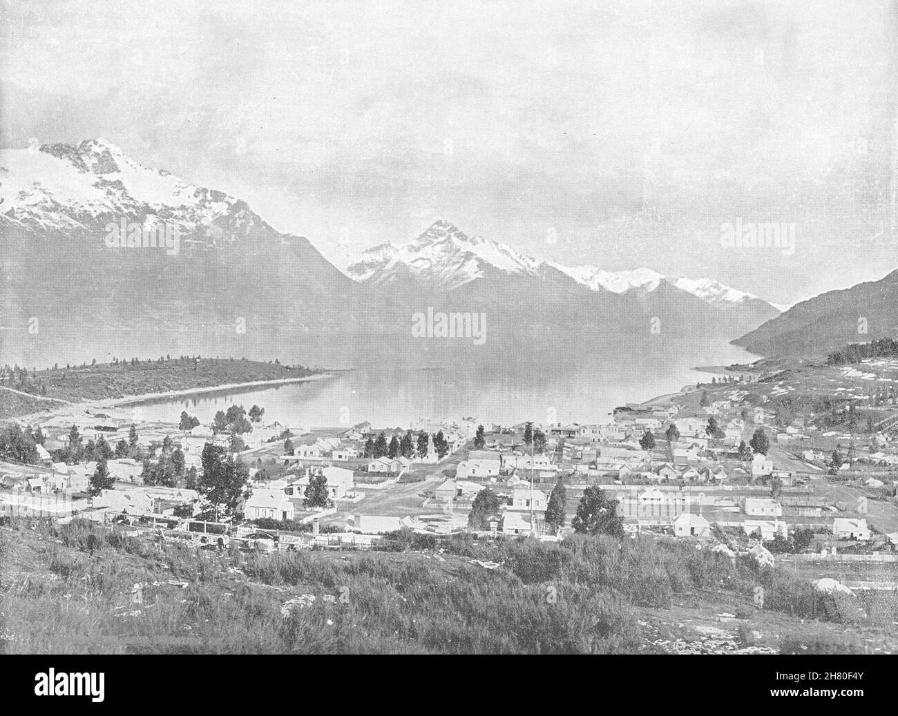 NEUSEELAND. Queenstown - zeigt Lake Wakatipu und die Berge 1895 Print Stockfoto