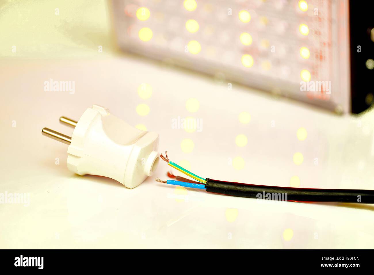 Stecker und elektrische Leitung mit LED-Downlight Stockfoto