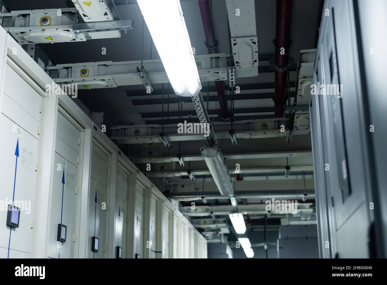 Low-Angle-Ansicht von geschlossenen Servern im Rechenzentrum mit Leuchtstofflampen, Cyber-Sicherheitskonzept Stockfoto