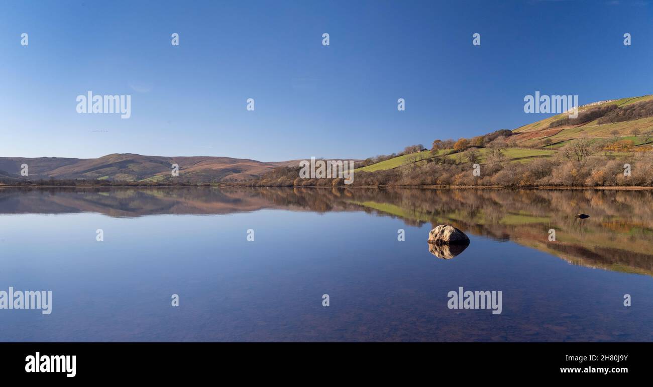 Herbstreflexionen am Lake Semerwater im Yorkshire Dales National Park, Großbritannien. Stockfoto