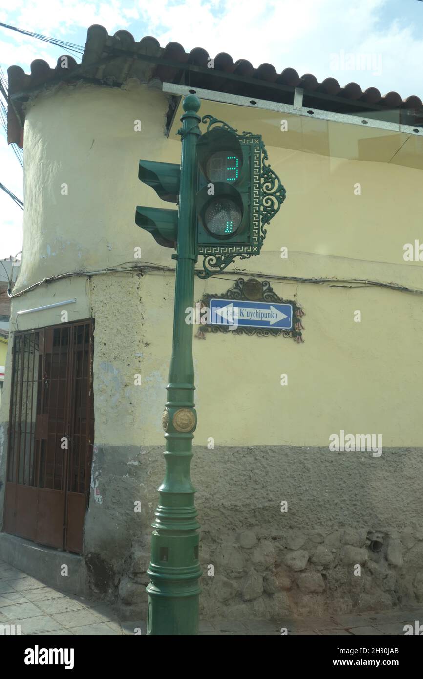 Cuzco Peru Stadtzentrum Verkehrsampeln grüne Pfosten Lichter alte Kunstwerke Kunst viktorianisches, südamerikanisches beleuchtetes Steinmauerhaus Stockfoto