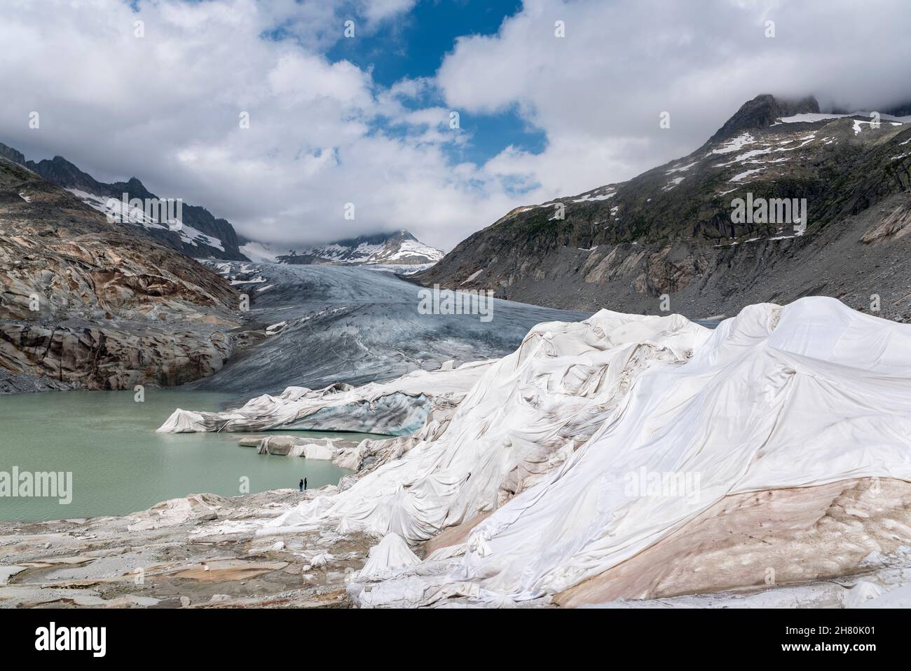 Bergkulisse mit Rhonegletscher und Rhonegralle, der Gletscher ist teilweise mit weißer Plane bedeckt, um ihn vor dem Schmelzen zu schützen, Oberwald, Wallis, Stockfoto