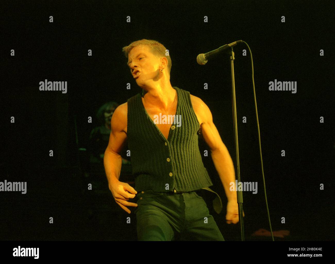 The Strangler Konzert, Wembley Arena, London, 26/3/1994 - Paul Roberts, Lead-Sänger von 1990-2006, singt live auf der Bühne Stockfoto