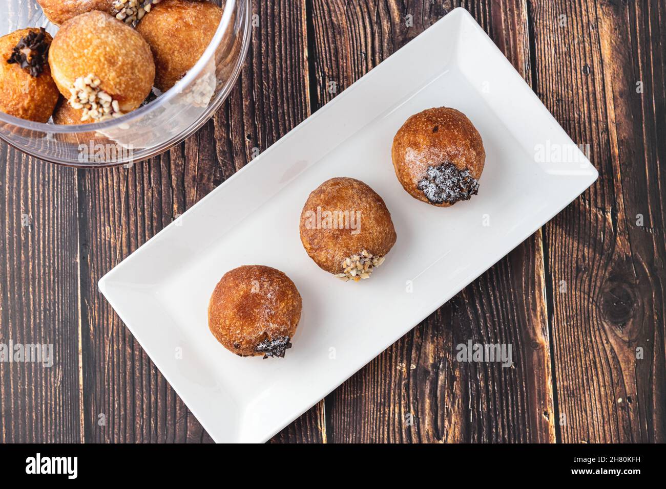 Bombolon oder Bomboloni ist ein italienisches gefülltes Donut- und ...