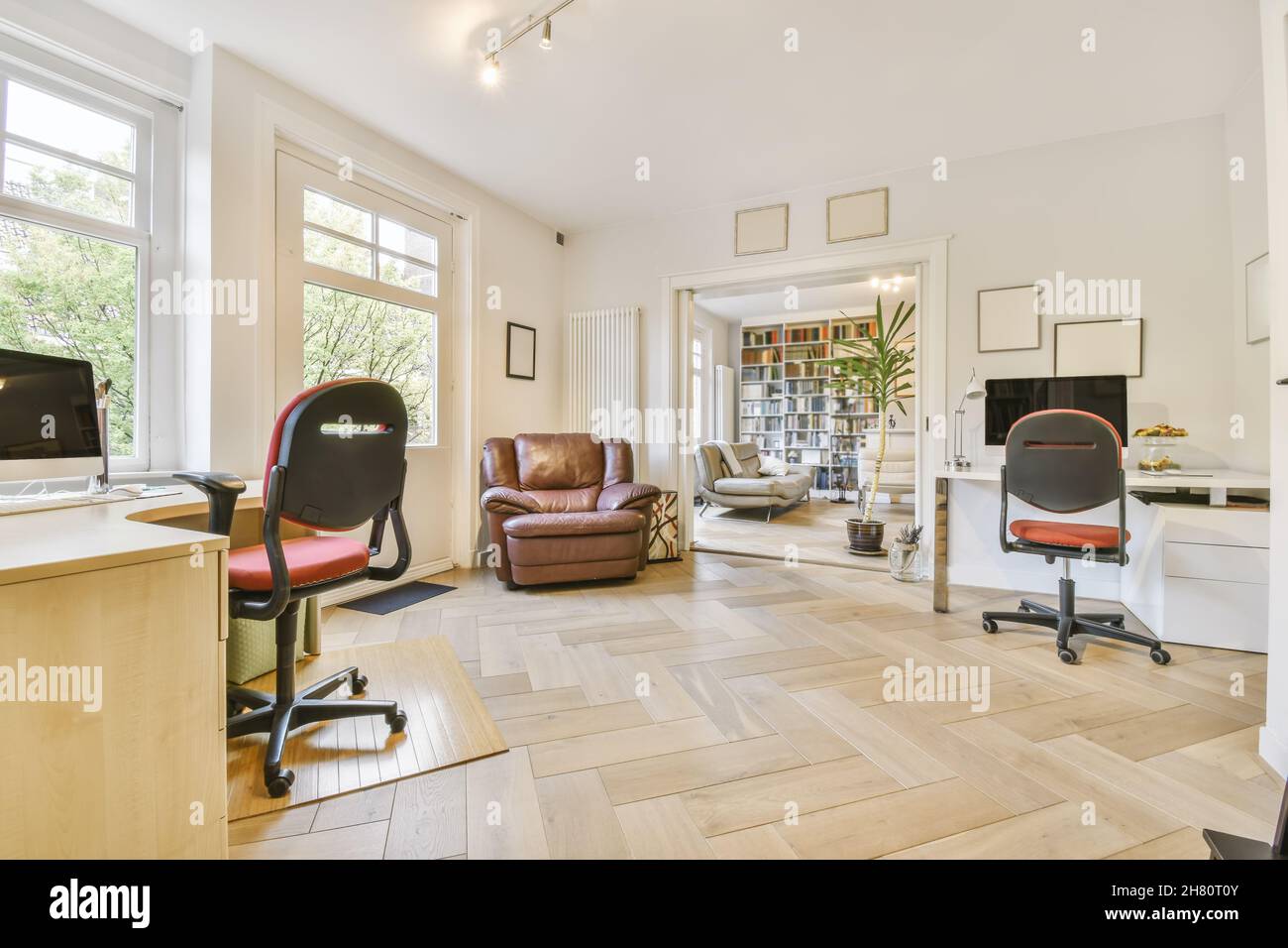 Komfortabler Raum für ein Büro mit zwei Arbeitsplätzen Stockfoto