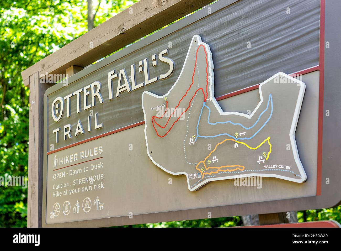 Seven Devils, USA - 4. Juni 2021: Schild für Otter Falls Trail Map in North Carolina mit Wanderregeln und anstrengendem Text für schwierige steile Wanderungen Stockfoto