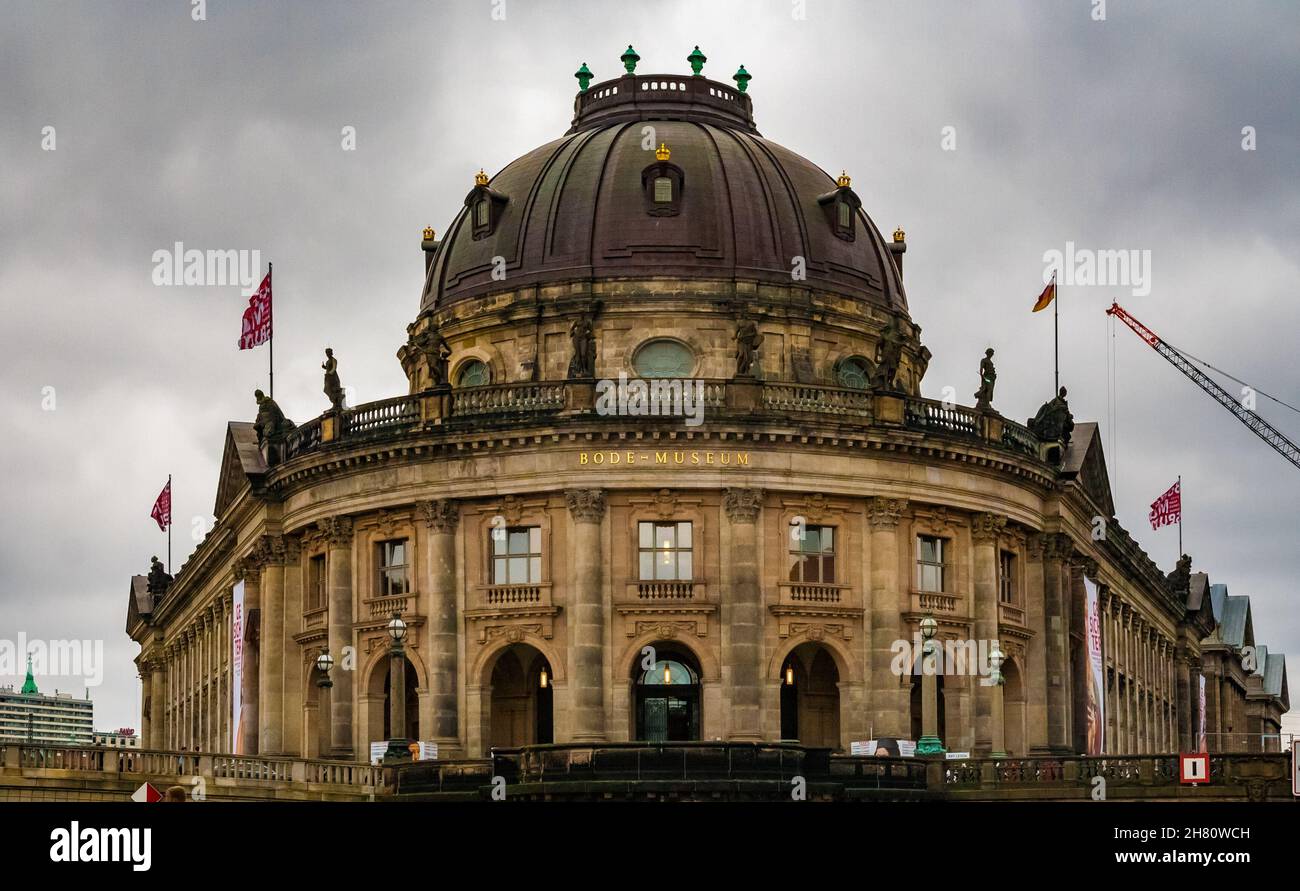 Tolle Nahaufnahme des historischen Eingangs zum Bode-Museum, das sich an der Nordspitze der Museumsinsel zwischen Spree und Kupfergraben im... Stockfoto