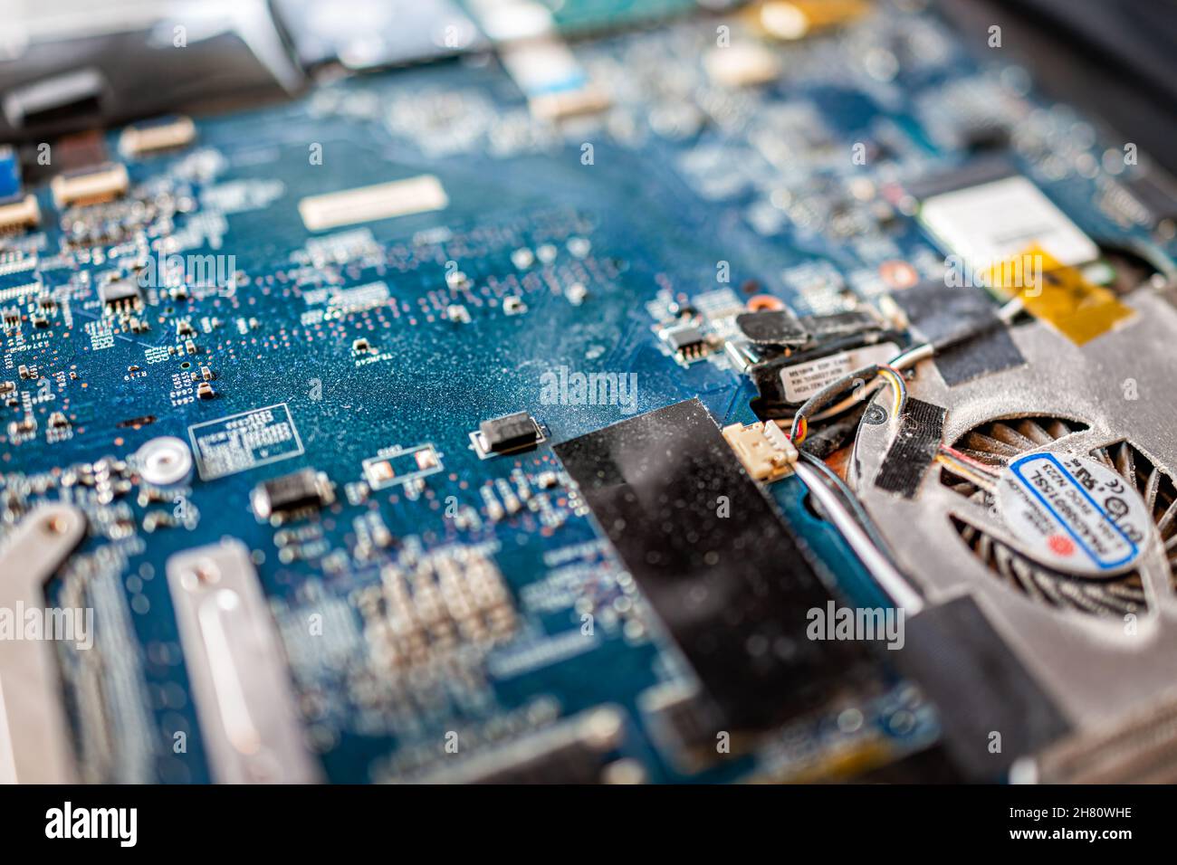 Banner Elk, USA - 23. Juni 2021: Makro-Nahaufnahme von Mikrochips und staubigen Lüfter im Motherboard der offenen MSI Laptop Computer Tastatur zum Austausch von toten har Stockfoto