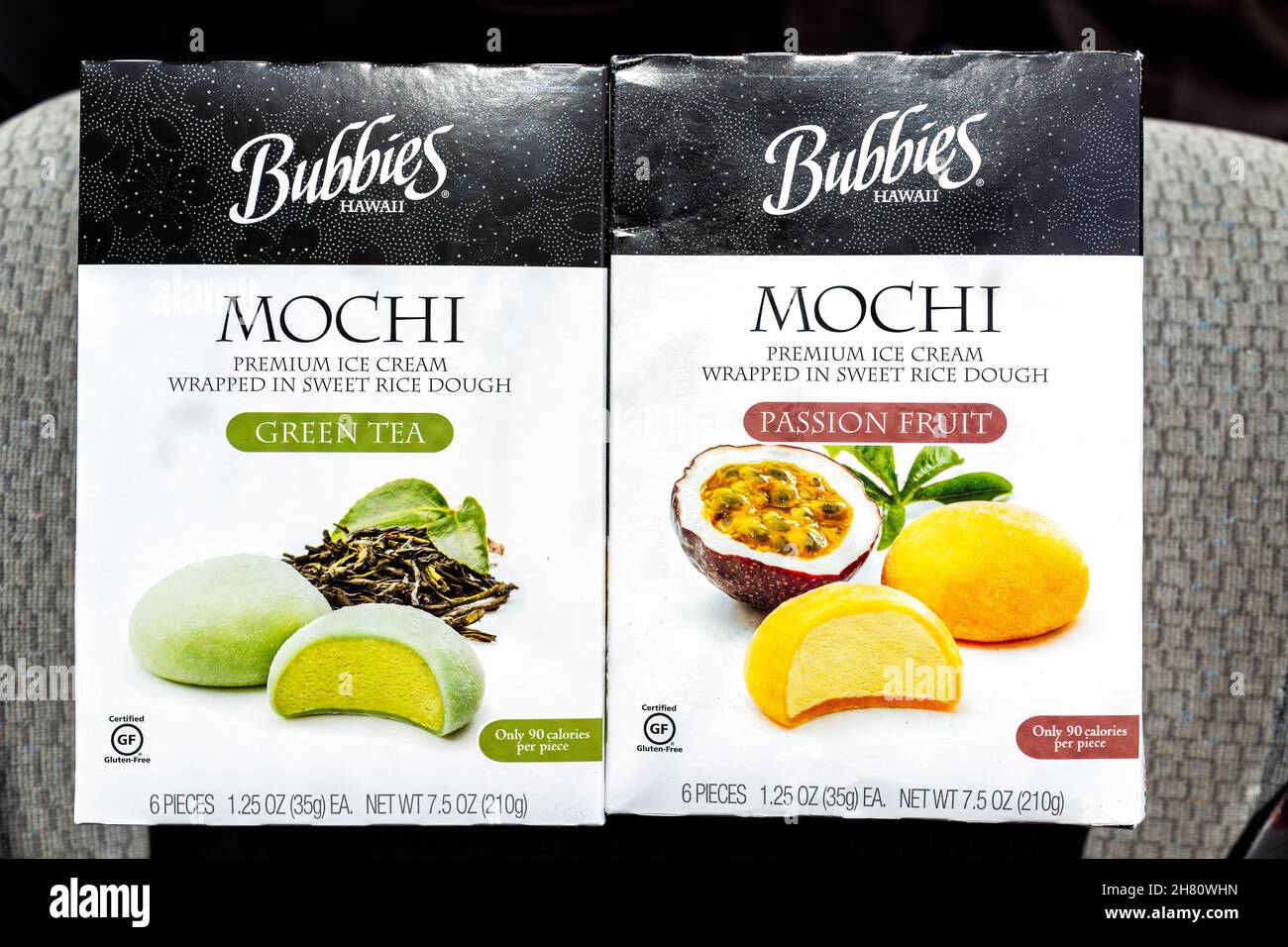 Sugar Mountain, USA - 26. Juni 2021: Makro-Nahaufnahme von zwei Paketen mit Eiscreme gefüllter Mochi-Reiskuchen japanisches Dessert von Bubbies Hawaii Marke mit p Stockfoto