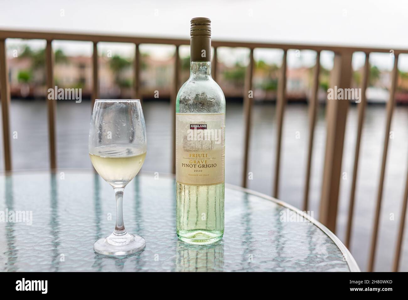Hollywood, USA - 13. Juli 2021: Nahaufnahme einer Flasche des italienischen Weißweines Pinot Grigio Alkoholgetränkeglases der Marke Kirkland, die bei Costco auf Glasbalkon gekauft wurde Stockfoto