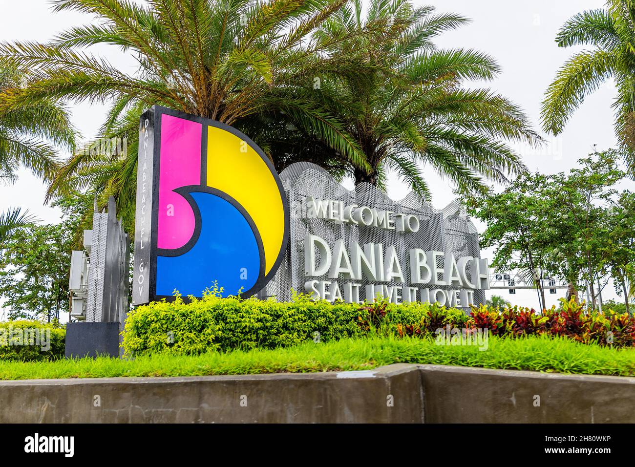 Miami, USA - 12. Juli 2021: Zeichen für Dania Beach Stadt in der Nähe von Hollywood, Miami und Ft Lauderdale begrüßen Nachricht Signage mit buntem Design im Sommer Stockfoto
