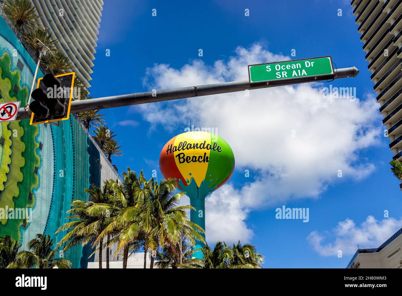 Hallandale Beach, USA - 18. Juli 2021: Schild für die Stadt auf dem Wasserturm in North Miami, Florida auf der A1A Collins Avenue Street Road sonniger Tag blauer Himmel Stockfoto