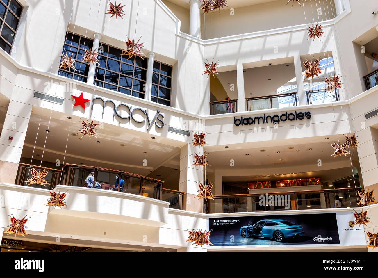 Miami, USA - 19. Juli 2021: Zeichen für Macy's und Bloomingdales Geschäft und hängende Dekorationen im Aventura Einkaufszentrum in Florida, United S. Stockfoto