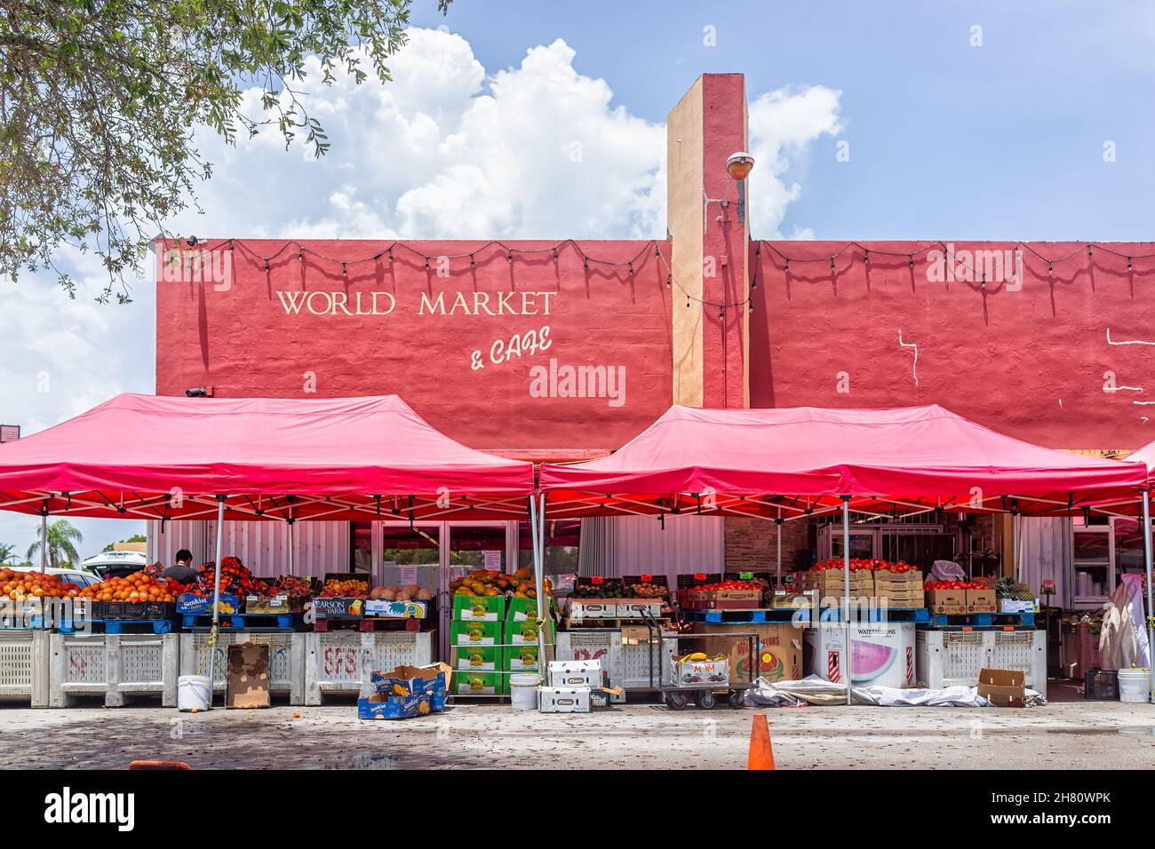 Miami, USA - 23. Juli 2021: Road Street in Hollywood, Florida mit vintage retro rosa Gebäude Supermarkt namens World Market mit Café und Fr. Stockfoto