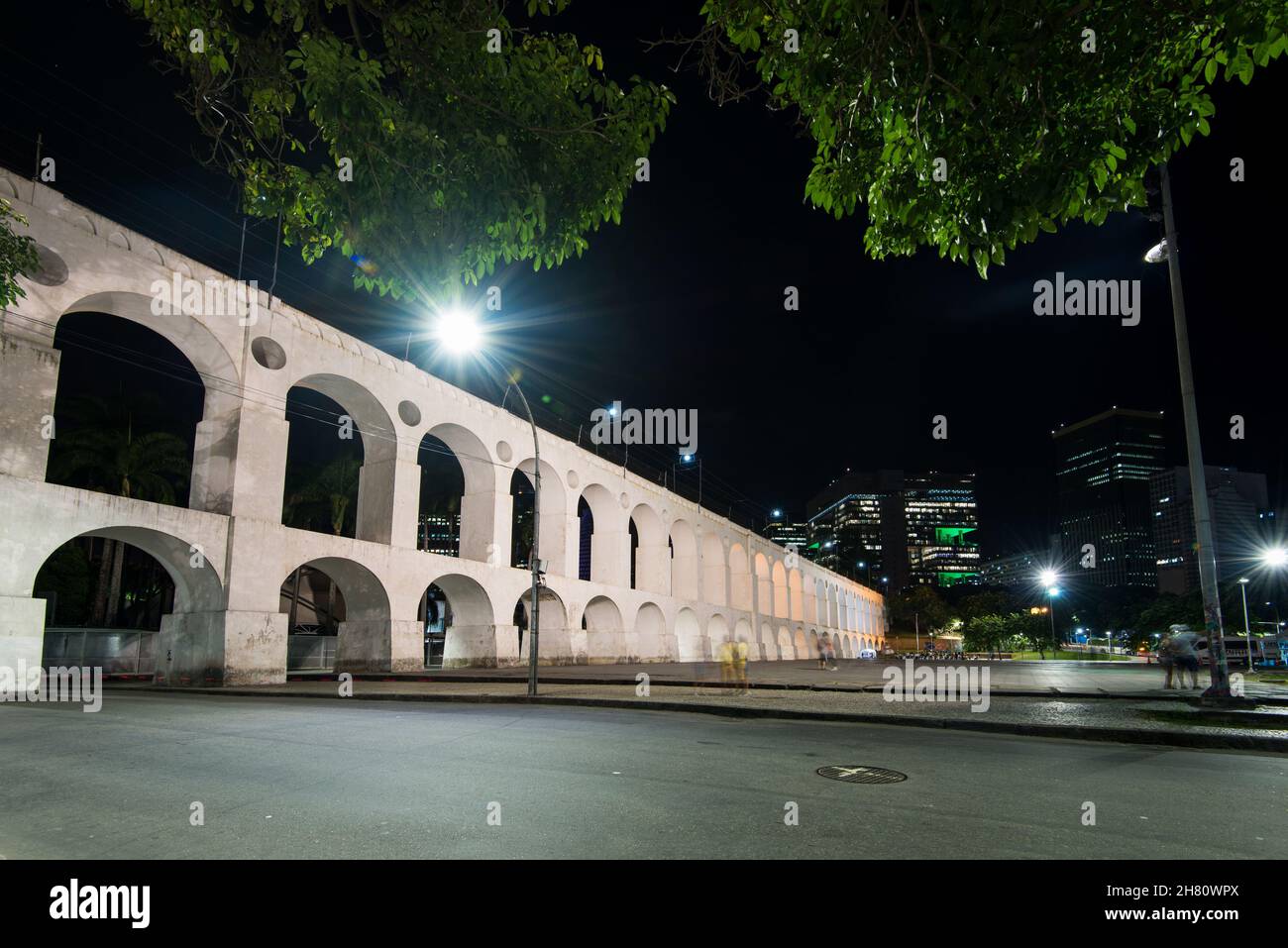 Berühmte Lapa Arches, auch bekannt als Carioca Aquädukt, in der Nacht in Rio de Janeiro, Brasilien Stockfoto