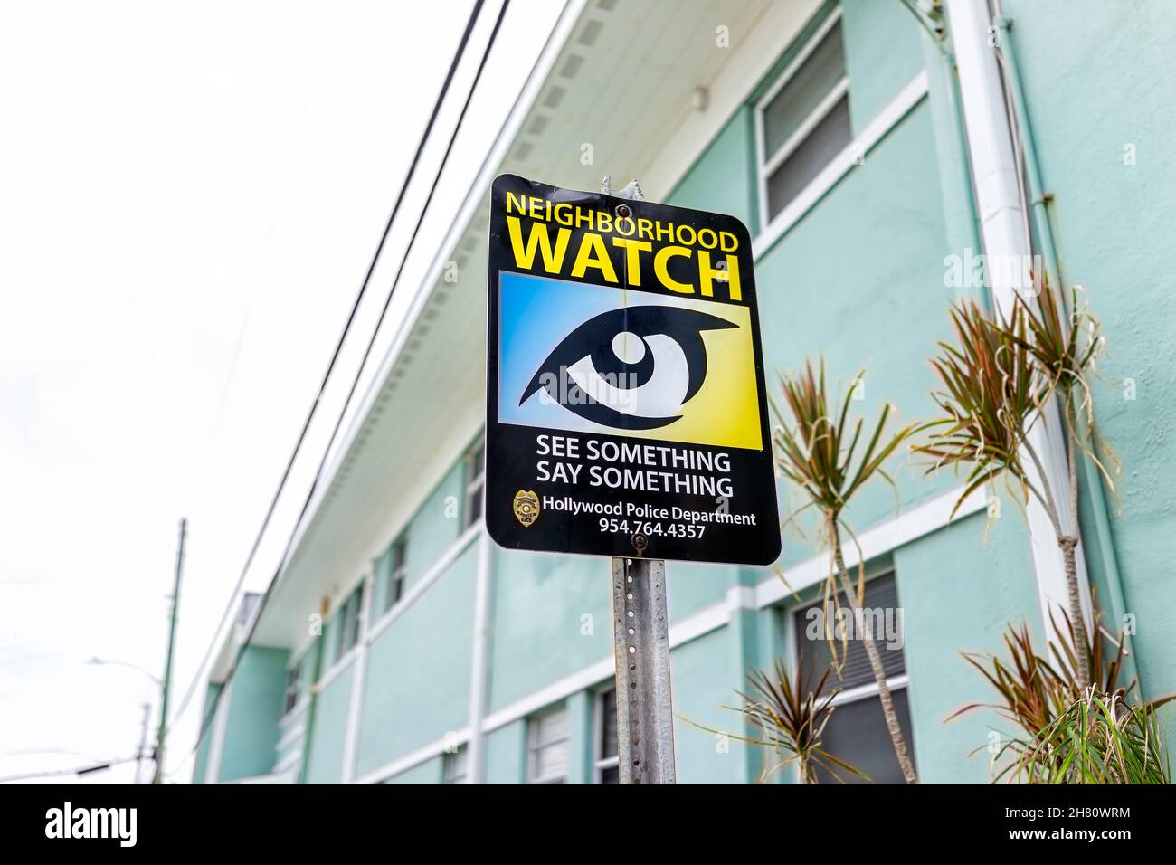 Hollywood, USA - 4. August 2021: North Miami, Hollywood Beach, Florida Wohnviertel in der Nähe von Broadwalk und Strandgebäude mit Schild für Stockfoto