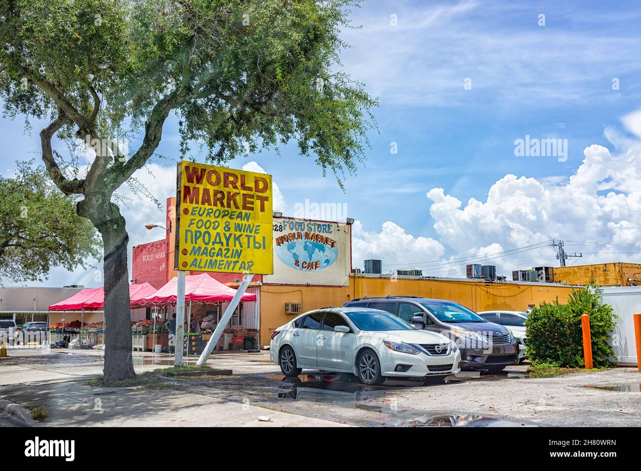Miami, USA - 23. Juli 2021: Road Street in Hollywood, Florida mit Vintage Retro-Shop Lebensmittelgeschäft namens World Market mit Parkplatz, frisches Lebensmittelgeschäft Stockfoto