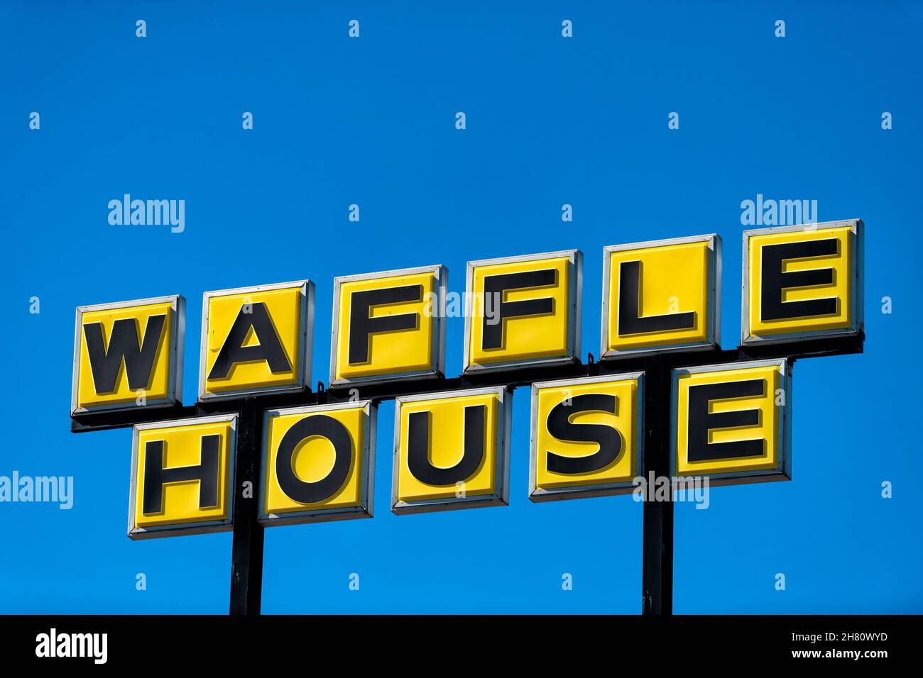 Tampa, USA - 3. Februar 2021: Schild aus der Nähe für Waffle House in Florida isoliert gegen blauen Himmel für Fast-Food-Frühstückskette Stockfoto