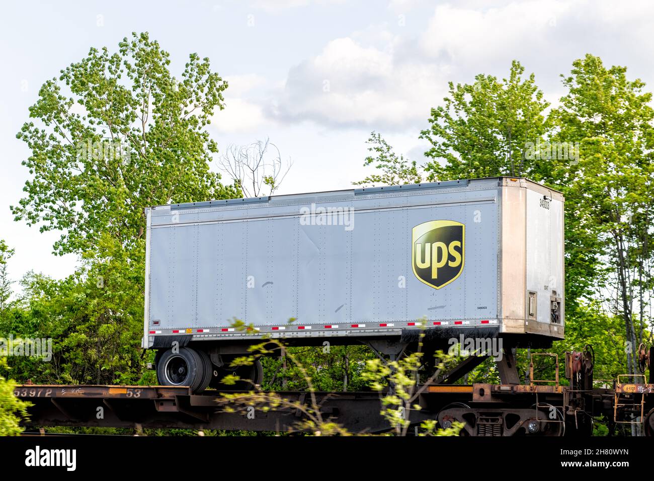 Culpeper, USA - 8. Mai 2021: UPS United Parcel Service Business Delivery Company unterzeichnet Frachtcontainer im Zug im Virginia Industrial Trac Stockfoto