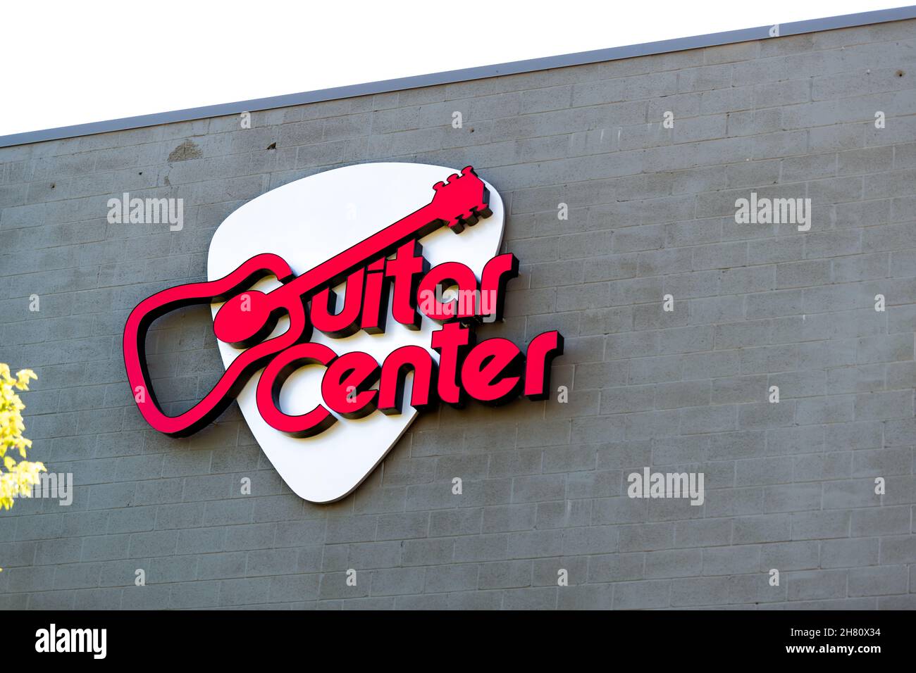 Johnson City, USA - 23. Juni 2021: Tennessee Johnson City mit Werbeschild auf Gebäude rotes Logo für Gitarre Zentrum Musikausrüstungsgeschäft Shop Stockfoto