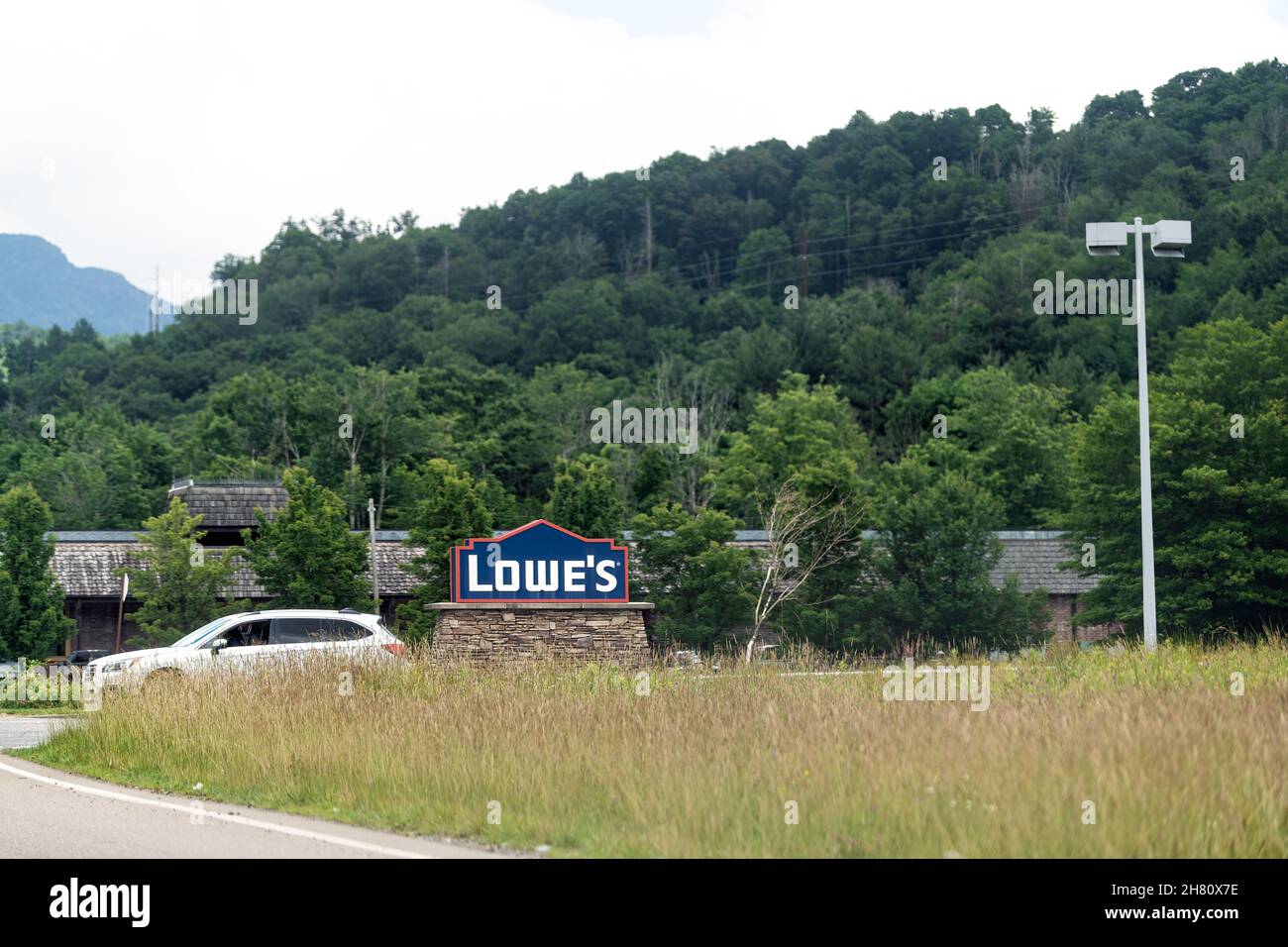 Banner Elk, USA - 23. Juni 2021: Der Baumarkt von Lowe in North Carolina in der Nähe von Sugar und Beech Mountain Village Stockfoto