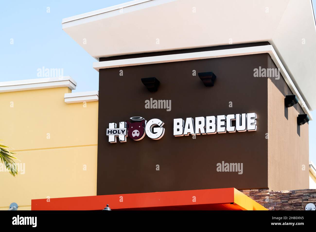 West Palm Beach, USA - 8. Juli 2021: Lokales Kleinunternehmen von Holy Hog Barbecue Restaurant-Shop serviert amerikanisches bbq Schweinefleisch, Burger Essen in Florida coa Stockfoto