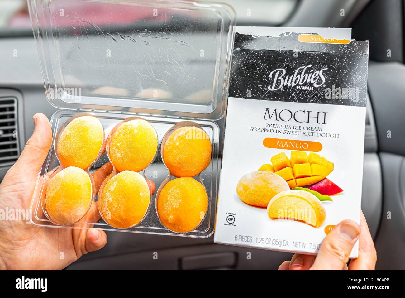 Sugar Mountain, USA - 26. Juni 2021: Nahaufnahme von Handpackungen mit Eiscreme gefüllten Mochi-Reiskuchen japanisches Dessert von Bubbies Hawaii Marke wit Stockfoto